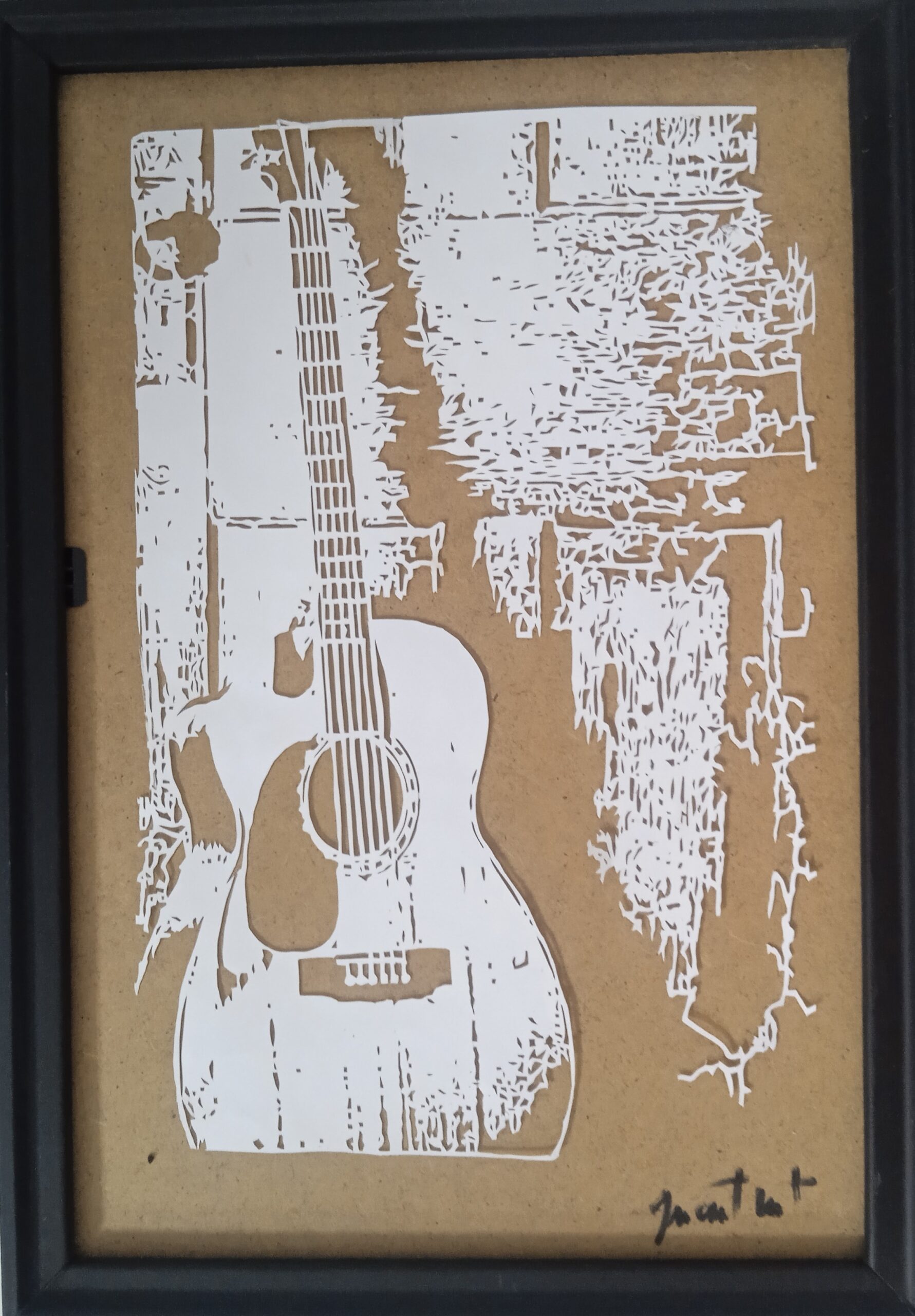 tableau d'une guitar en papier découpé