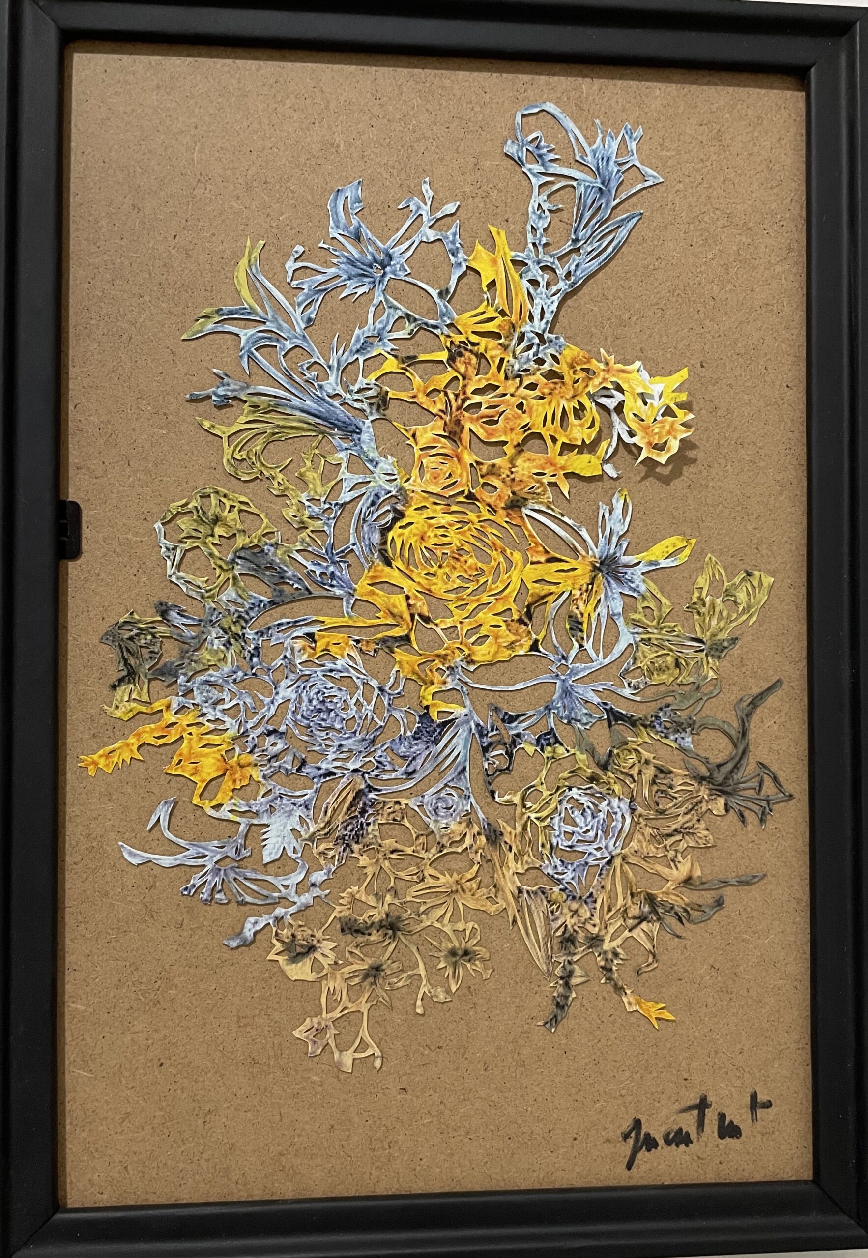 un tableau d une fleur funéraire, délicatement découpé dans le papier