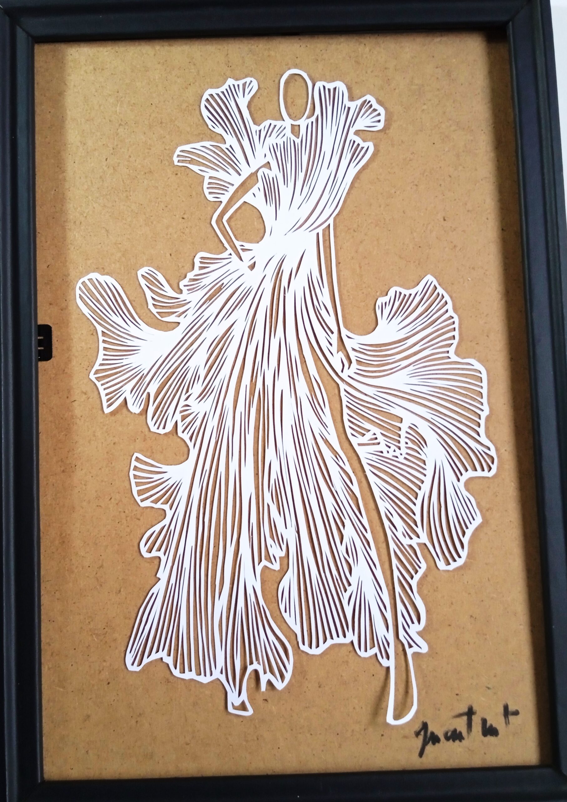 tableau d'une silhouette portant une robe blanche en papier découpé