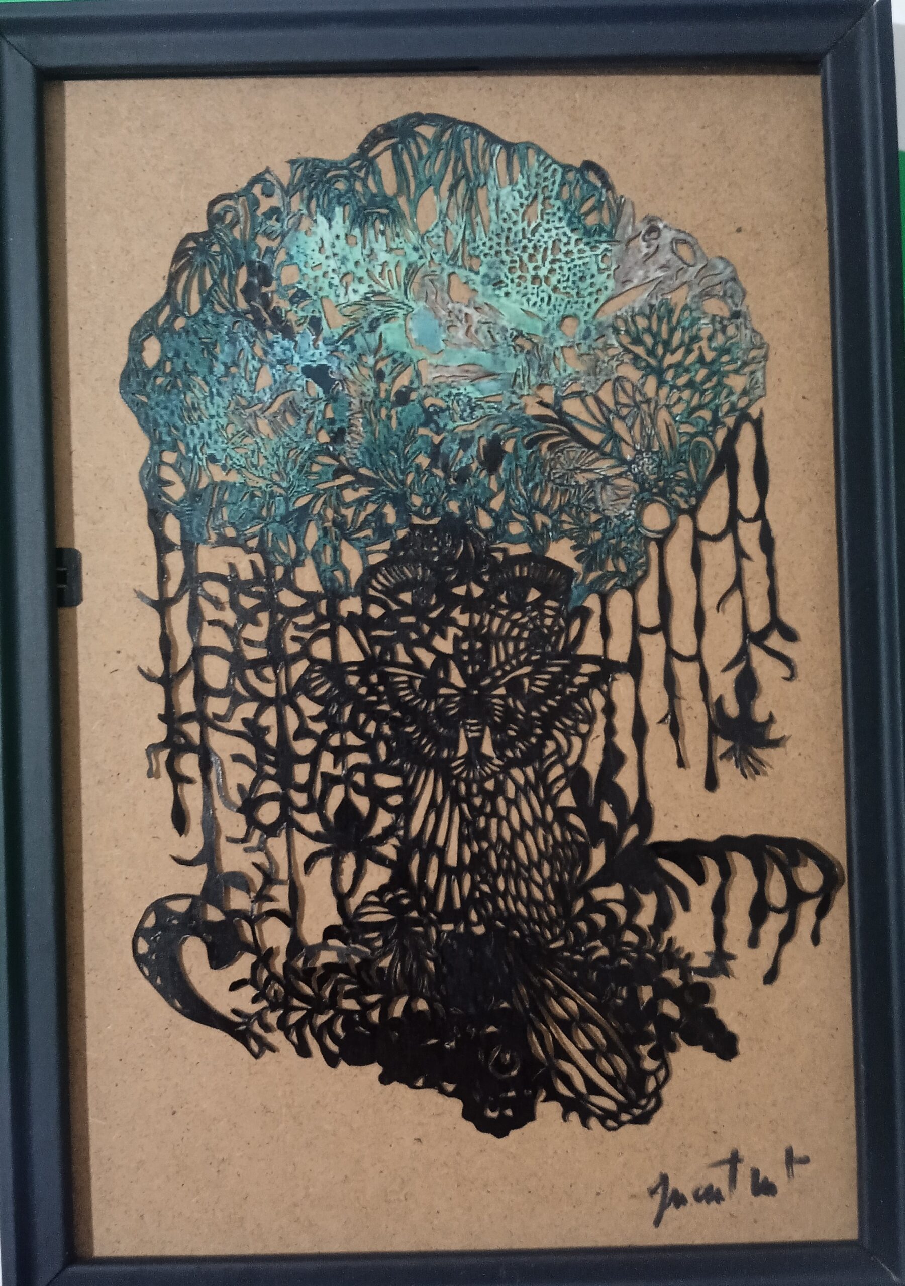 Tableau d'une silhouette énigmatique végétale en papier découpé